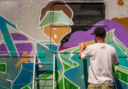 APLE76 & WOBE painting the MOLOTOW TRAIN