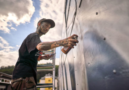 TONY LUONG paints the MOLOTOW™ TRAIN