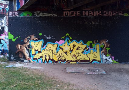 Graffiti Artist ENOK spray-paints MOLOTOW