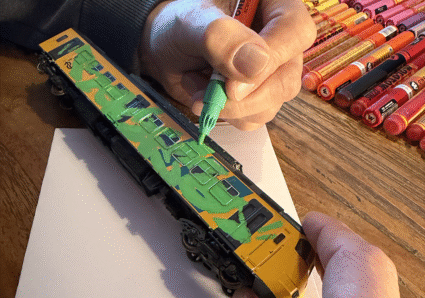MEGA & ROMEO painting a Miniature Train with MOLOTOW ONE4ALL Acrylic Markers